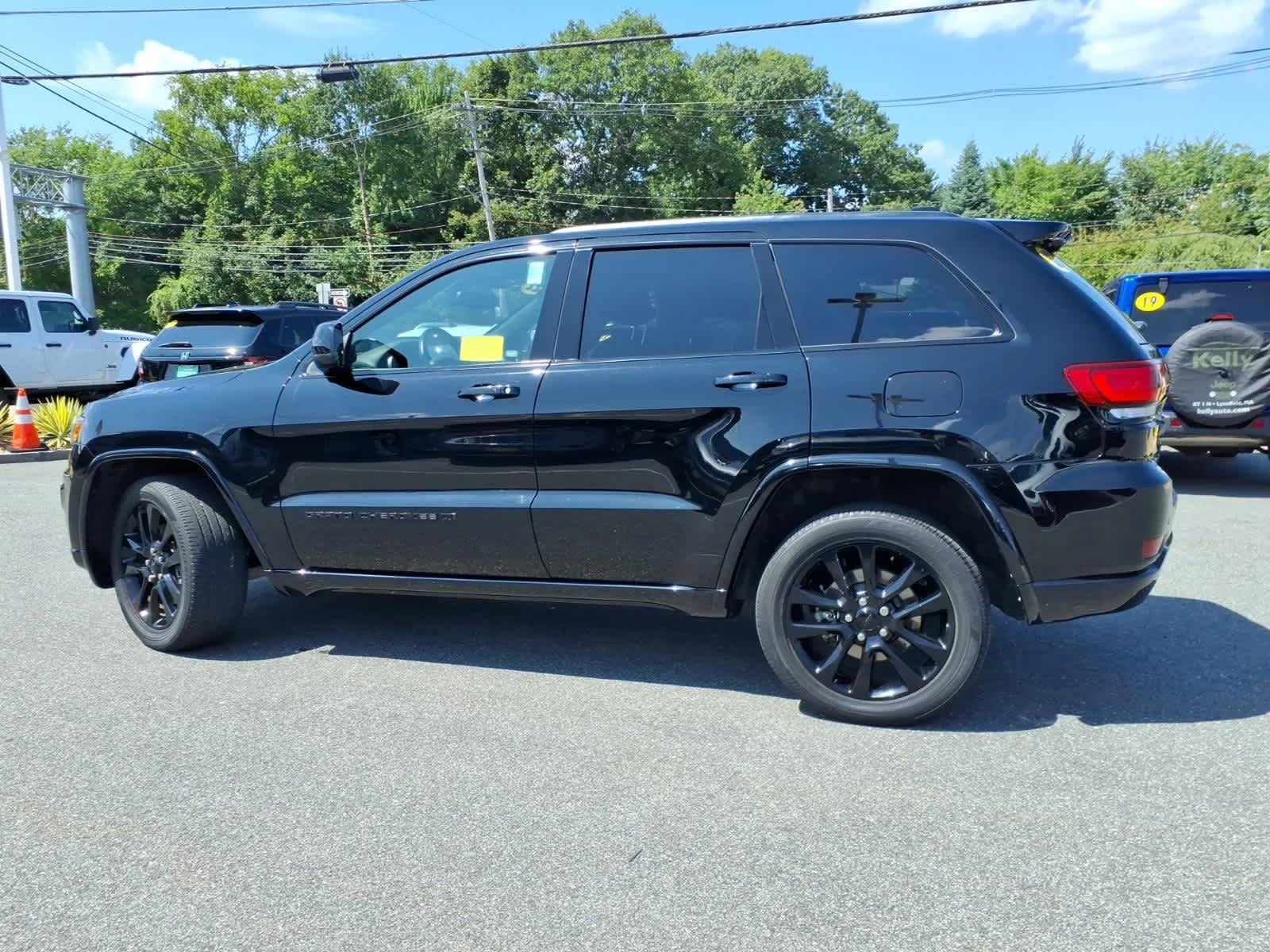 Certified Used 2022 Diamond Black Crystal P/C Jeep Laredo X image 12