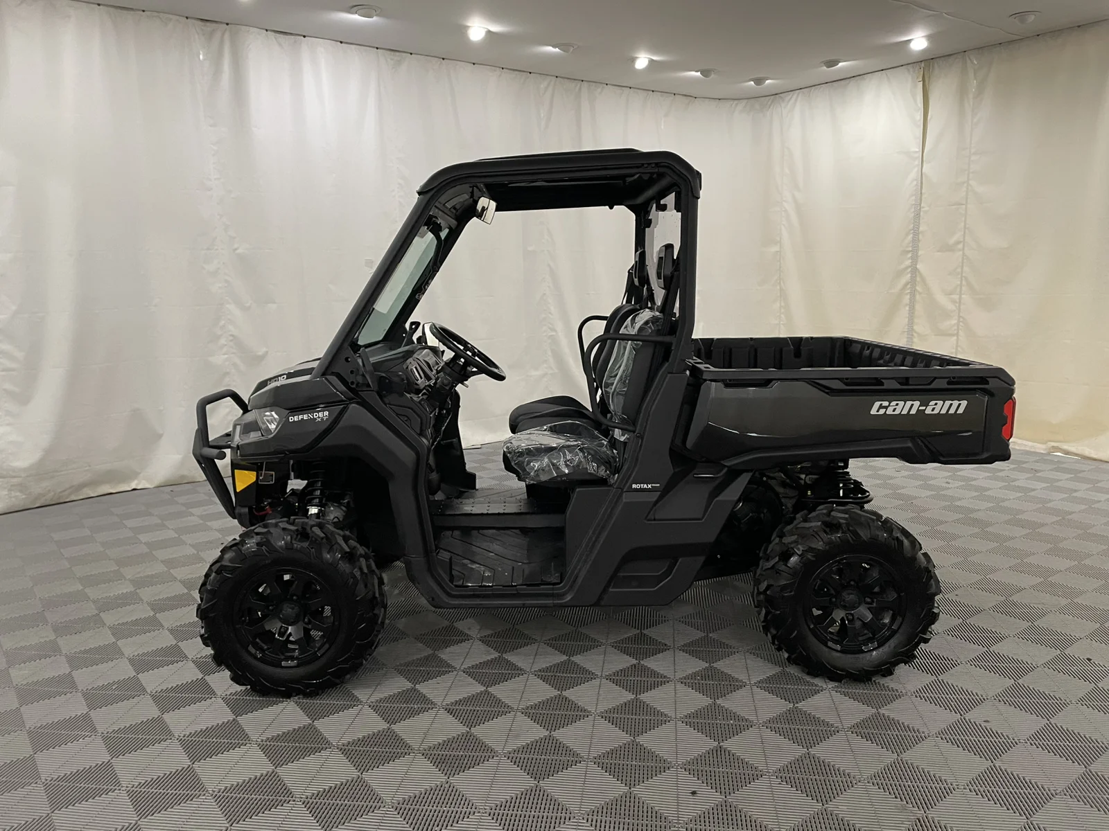 Used 2025 black Can-Am  image 9