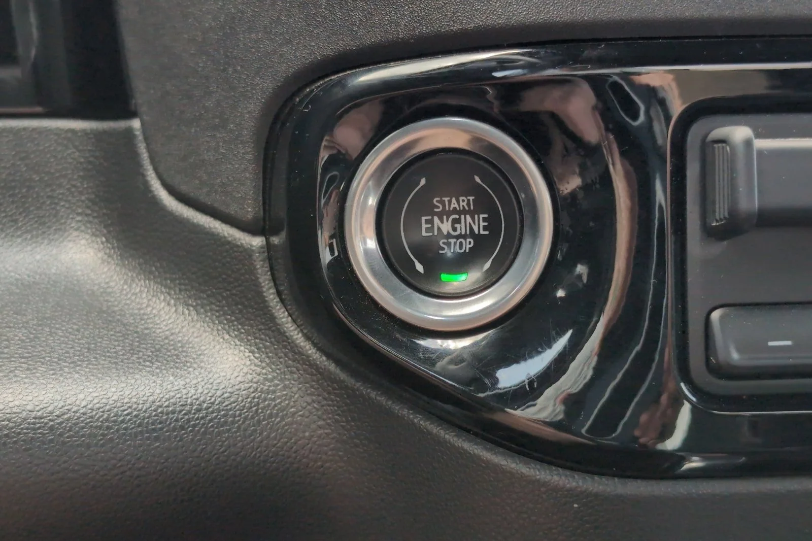 Used 2024 Sterling Metallic GMC SLT image 23