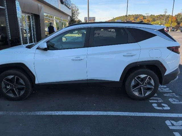 Used 2025 White Hyundai SEL image 7