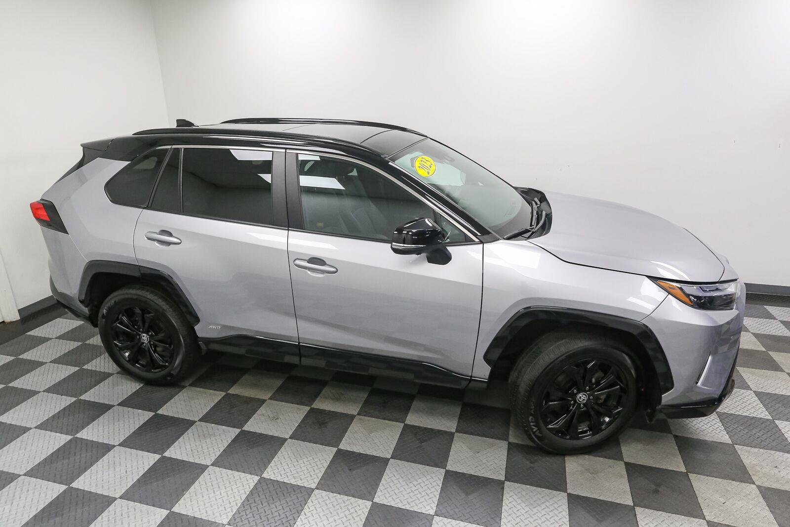Used 2023 Silver Sky Metallic w/Midnight Black Metallic Roof Toyota XSE image 5