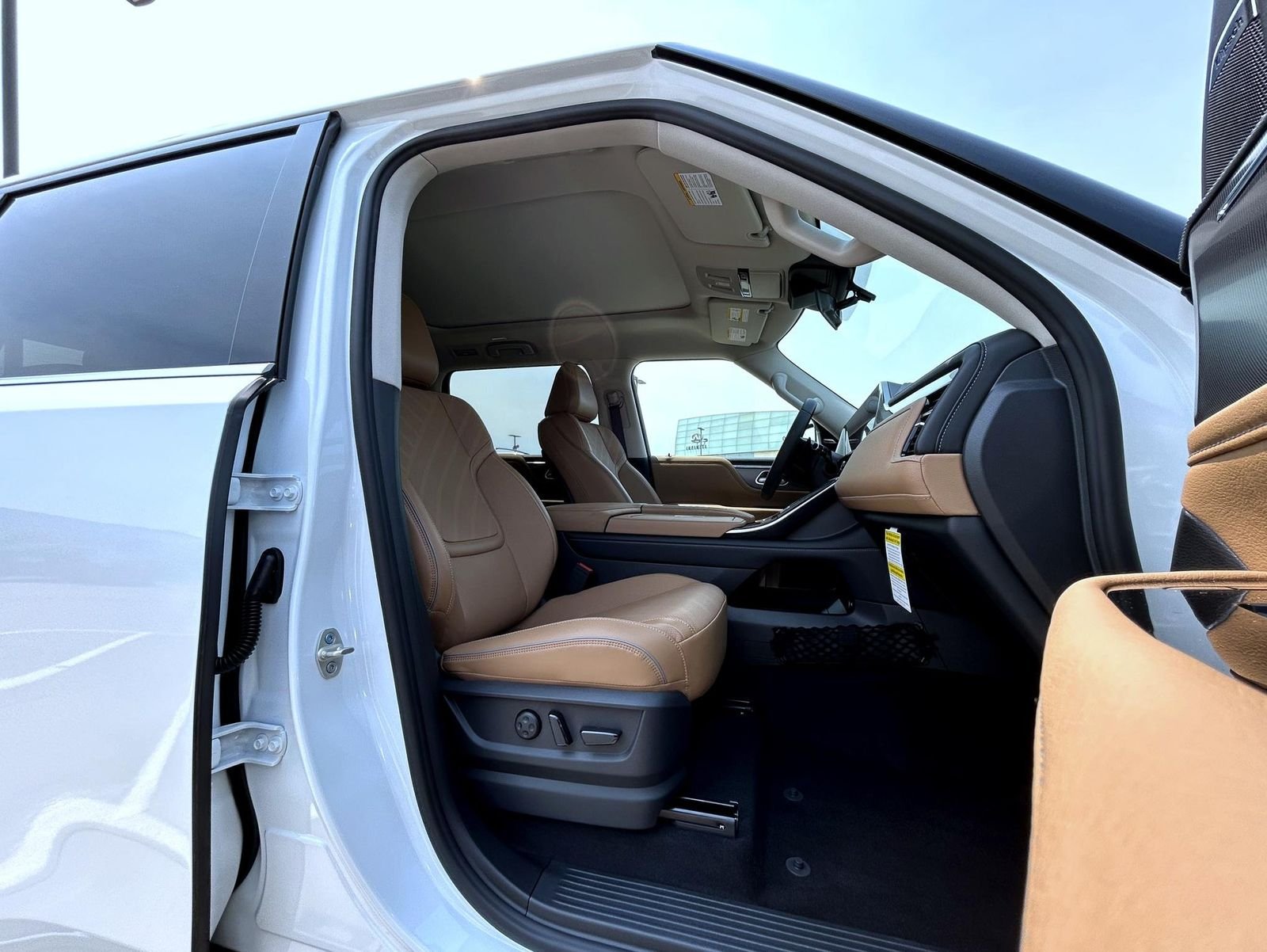 New 2027 RADIANT WHITE INFINITI Luxe 4WD image 15