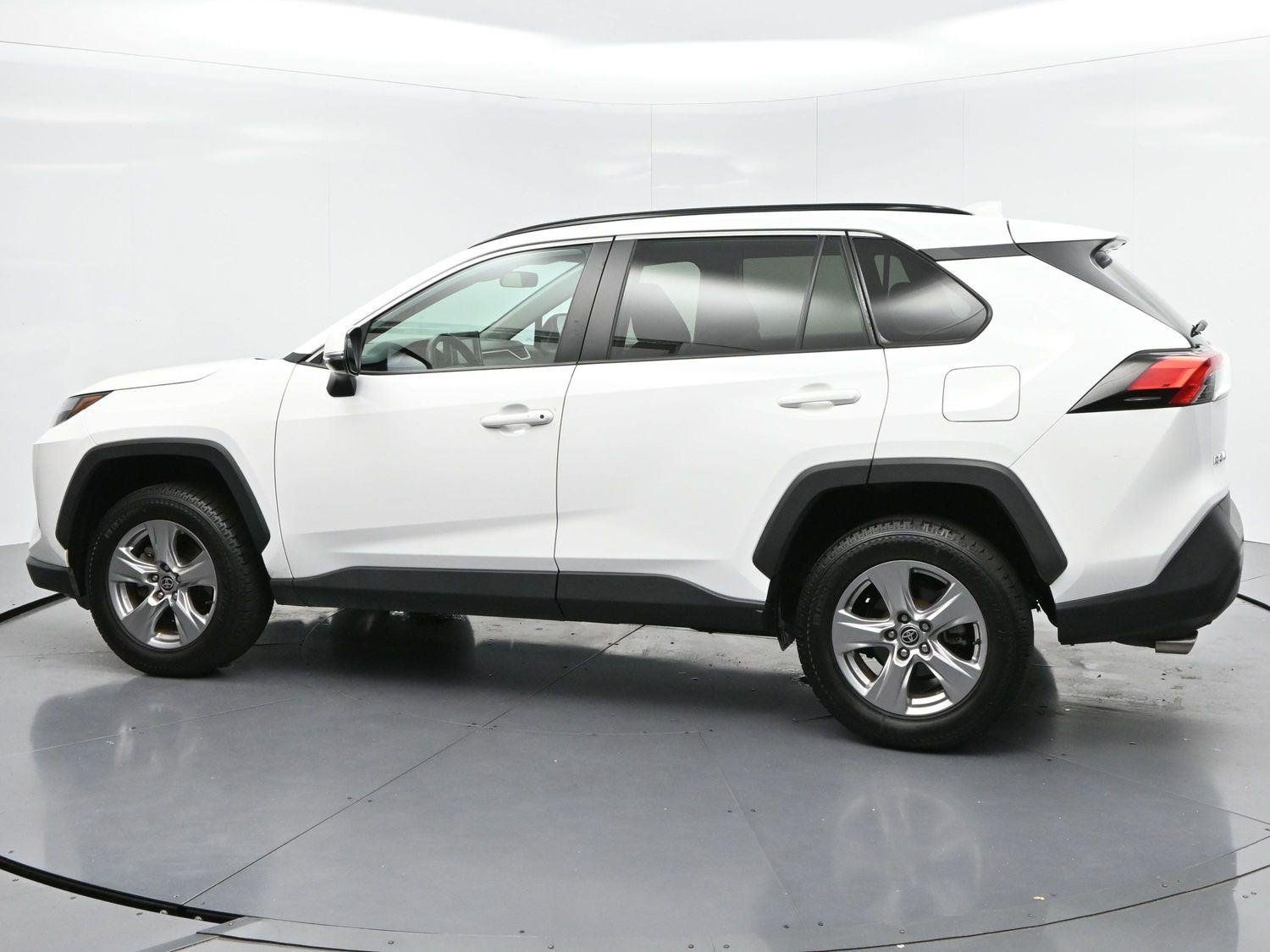 Used 2022 White Toyota XLE image 5