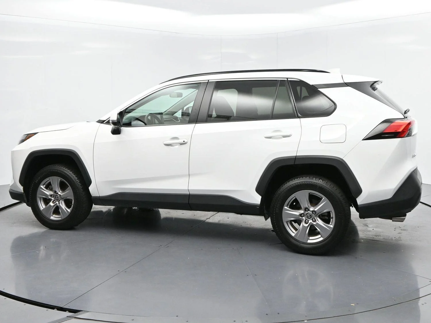 Used 2022 White Toyota XLE image 5