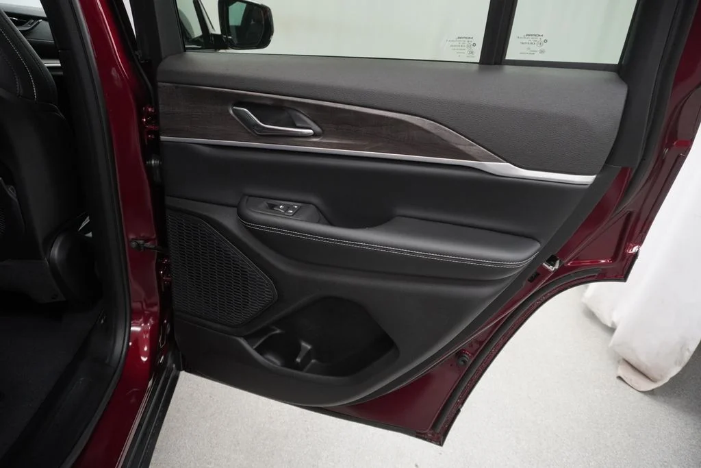New 2026 Velvet Red Pearl-Coat Exterior Paint Jeep Altitude image 31