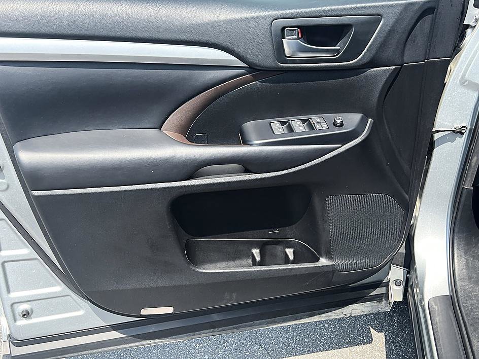 Used 2018 Celestial Silver Metallic Toyota XLE image 20
