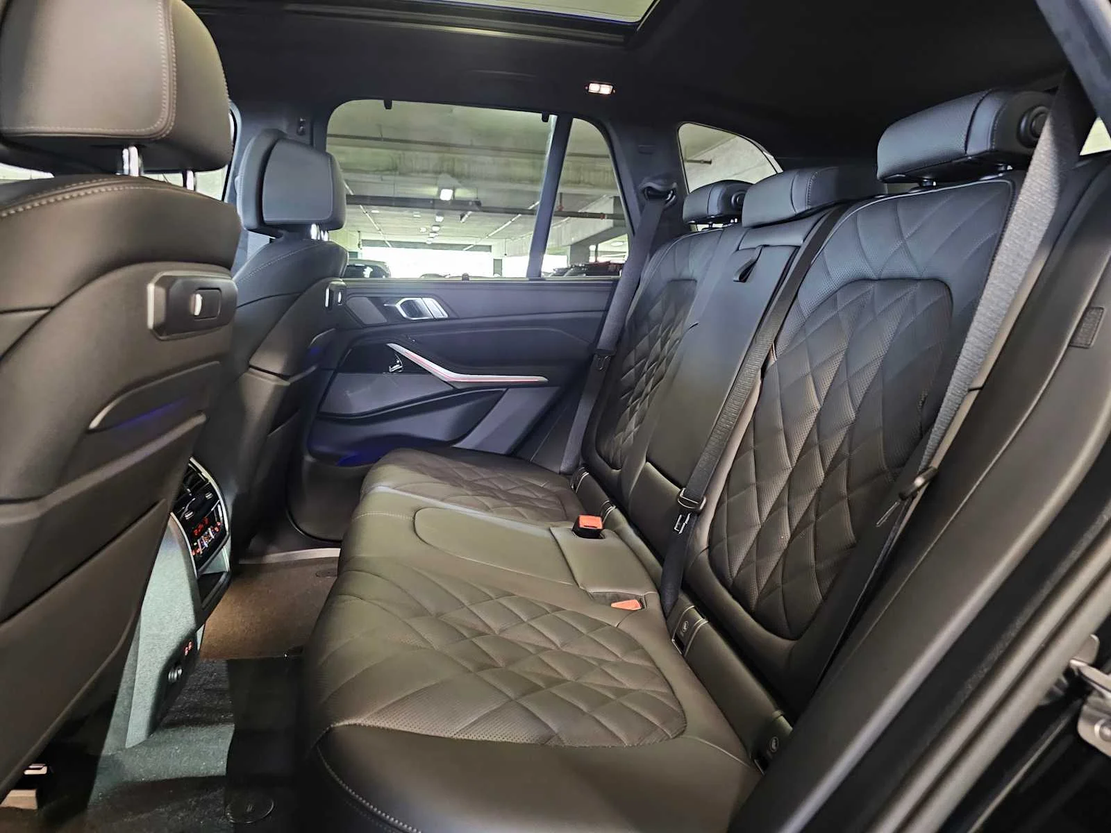 New 2026 Black Sapphire Metallic BMW xDrive50e image 37