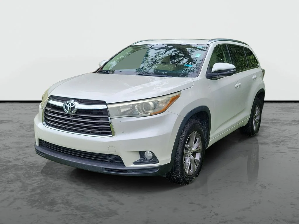 Used 2015 White Toyota XLE V6 image 3