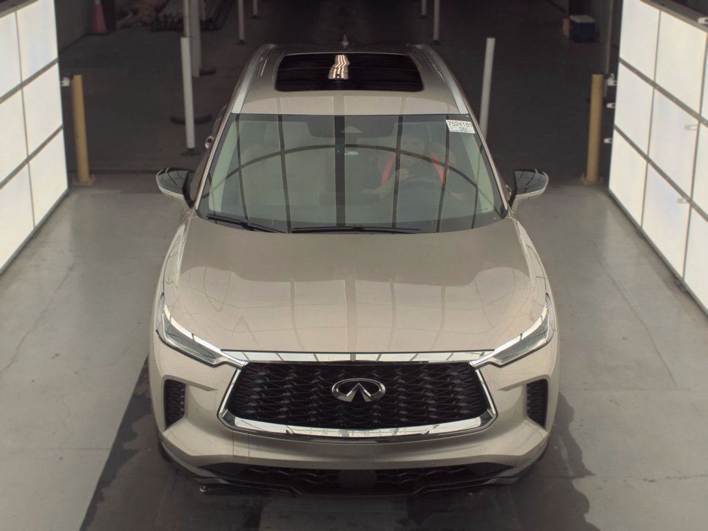 Used 2024 Silver INFINITI LUXE image 5