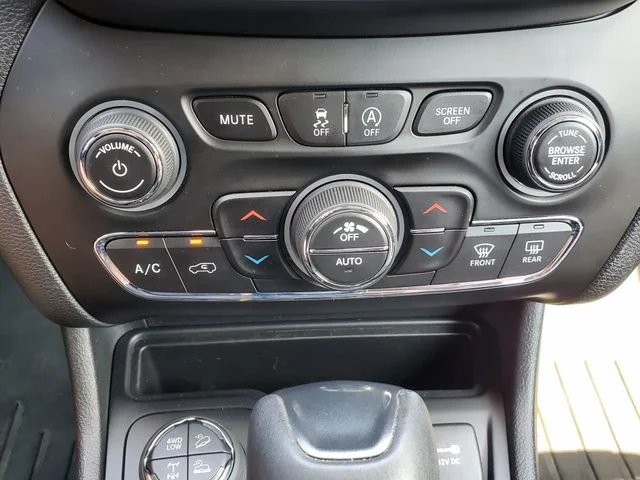 Used 2019 Gray Jeep Trailhawk image 32