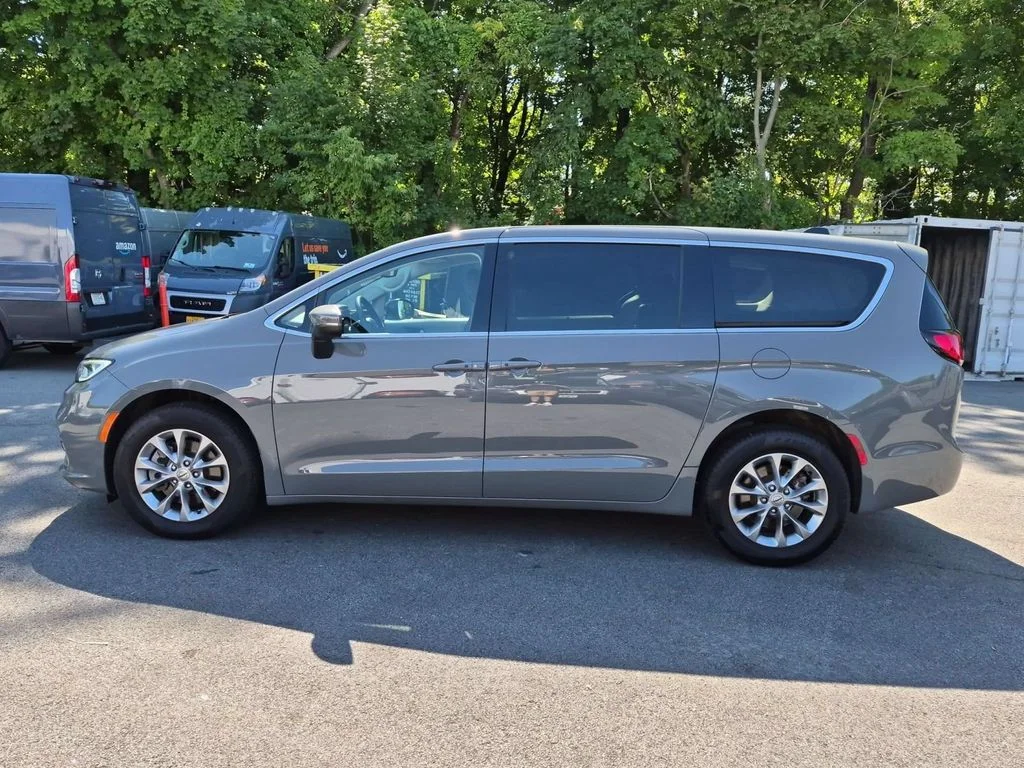 Used 2023 White Chrysler Touring L image 10
