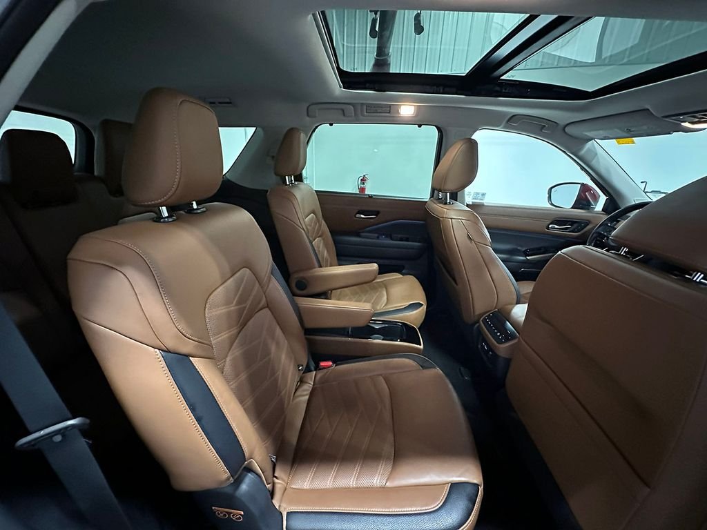 Used 2022 Red Nissan Platinum image 25