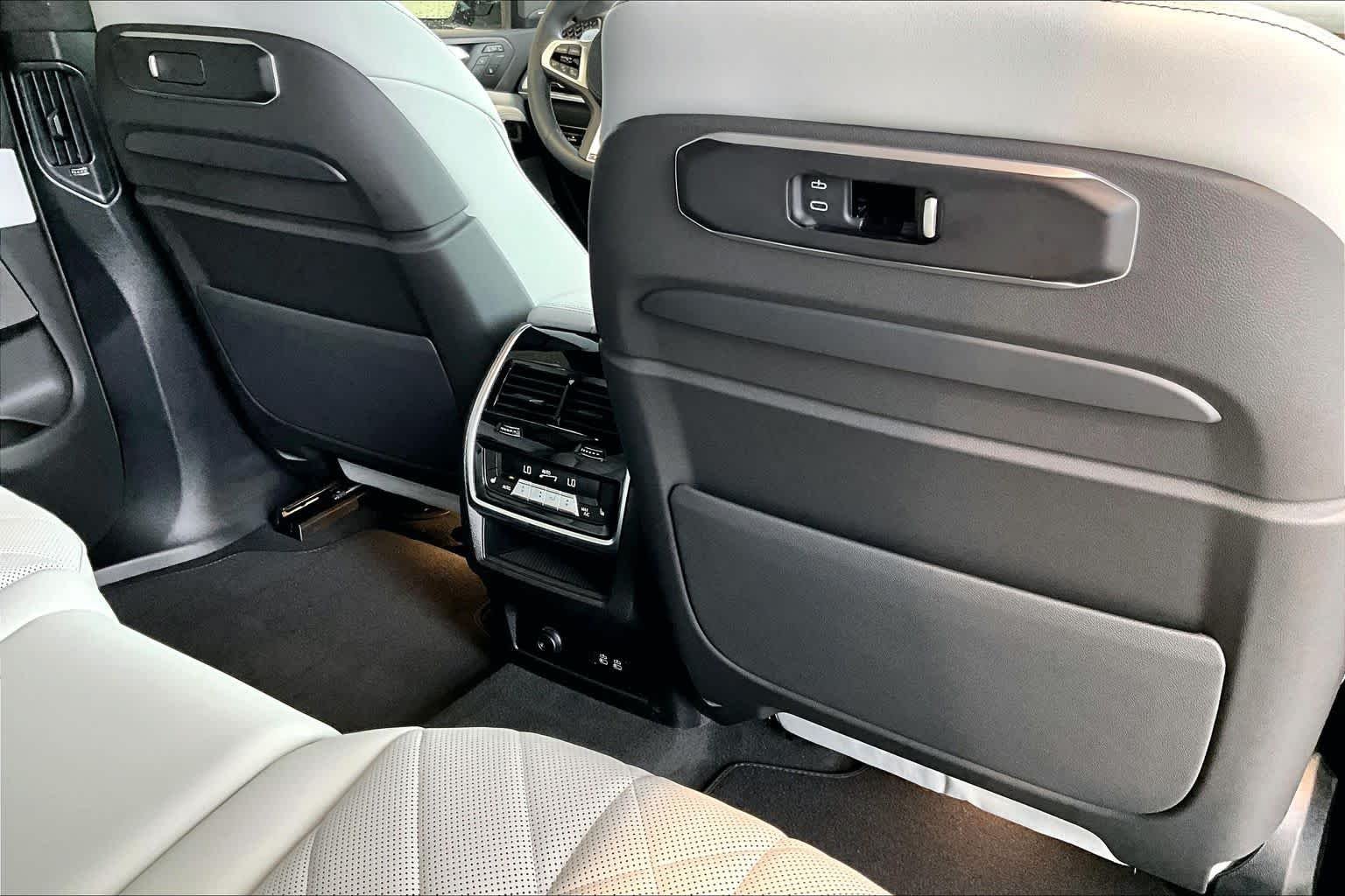 New 2026 Black Sapphire Metallic BMW xDrive40i image 17