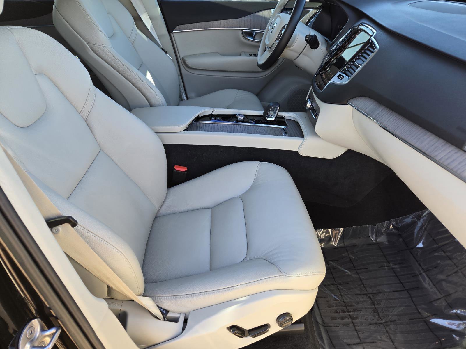 Used 2023 Onyx Black Metallic Volvo Plus image 30