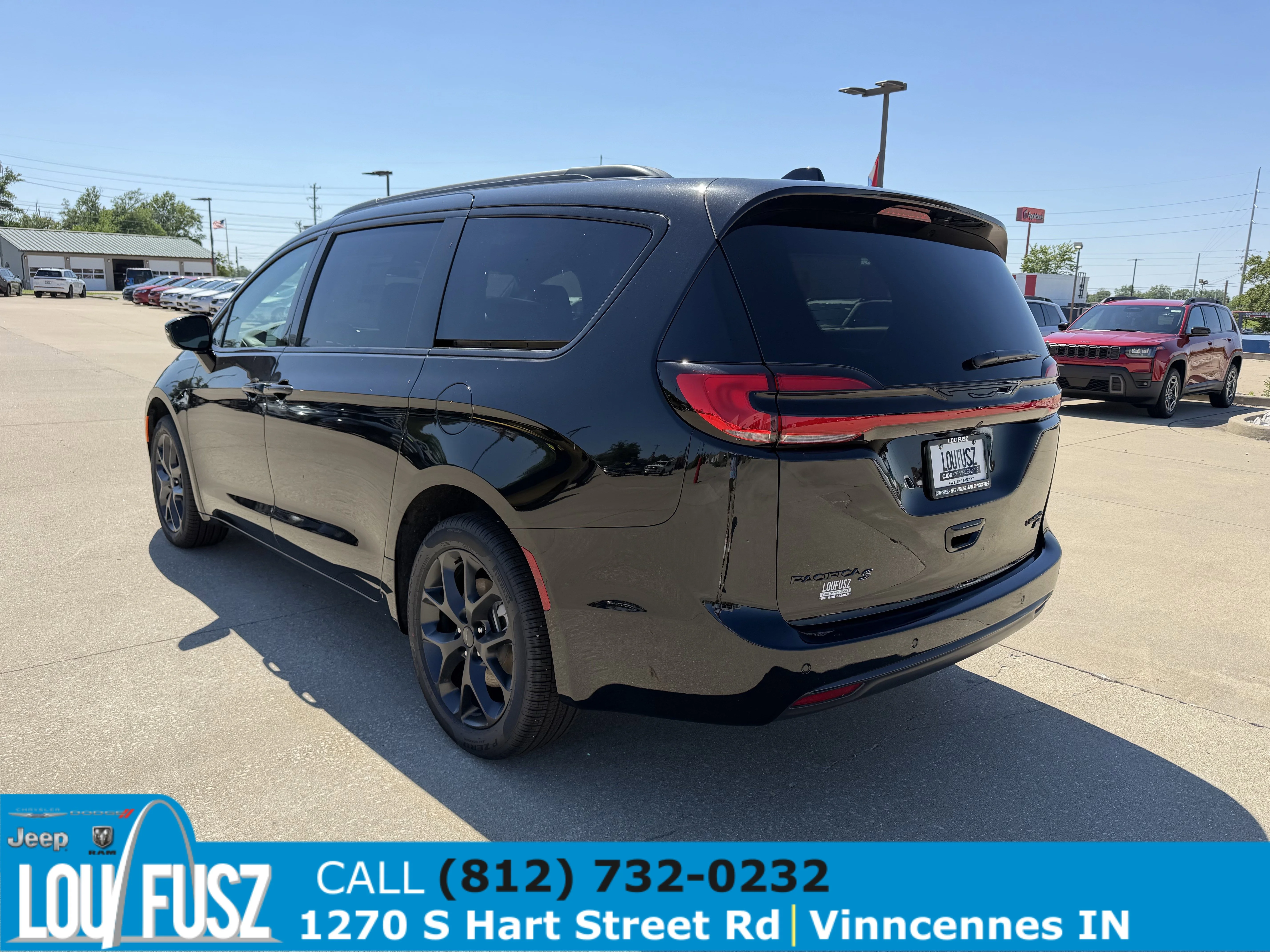 New 2027 Diamond Black Crystal Pearl-Coat Exterior Paint Chrysler Limited image 5
