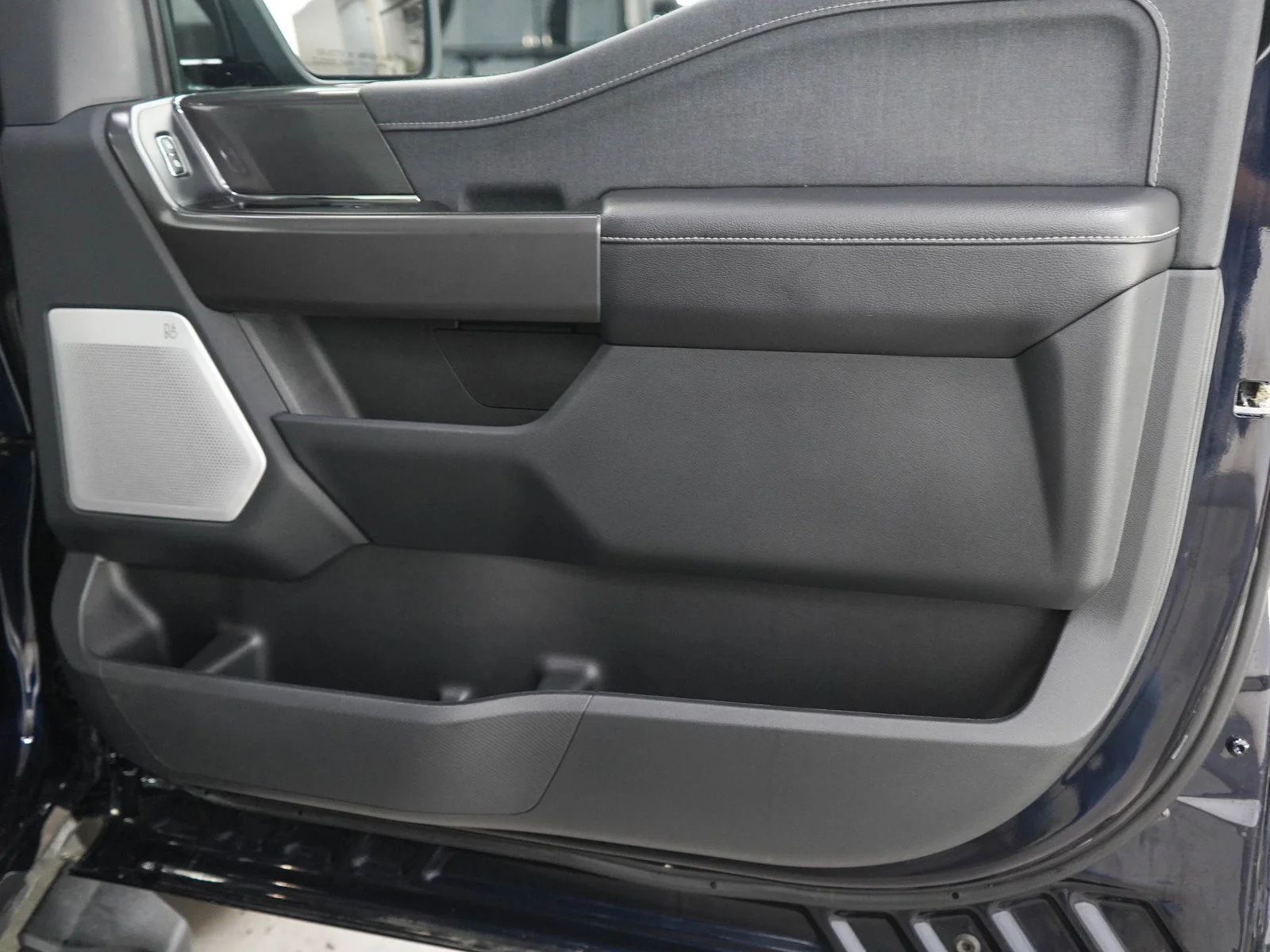 Used 2025 Atlas Blue Metallic Ford LARIAT image 9