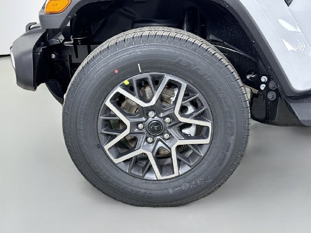 New 2026 Bright White Clear-Coat Exterior Paint Jeep Sahara image 29