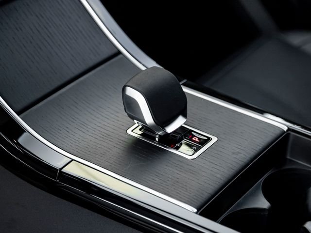 New 2026 Arroios Grey Land Rover Dynamic SE image 17