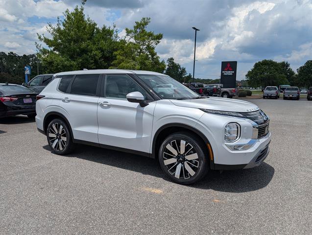 Used 2025 White Diamond Mitsubishi SE image 4
