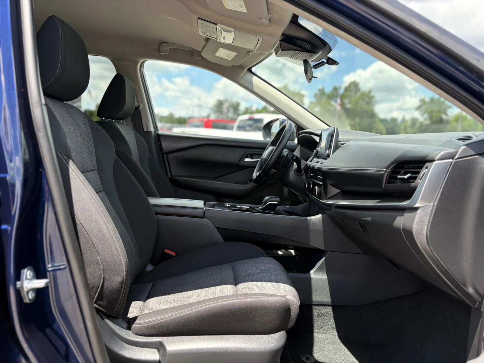 Used 2025 Deep Ocean Blue Pearl Nissan SV image 14