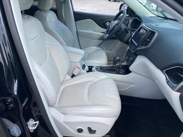 Used 2022 Diamond Black Crystal Pearlcoat Jeep Latitude Lux image 25