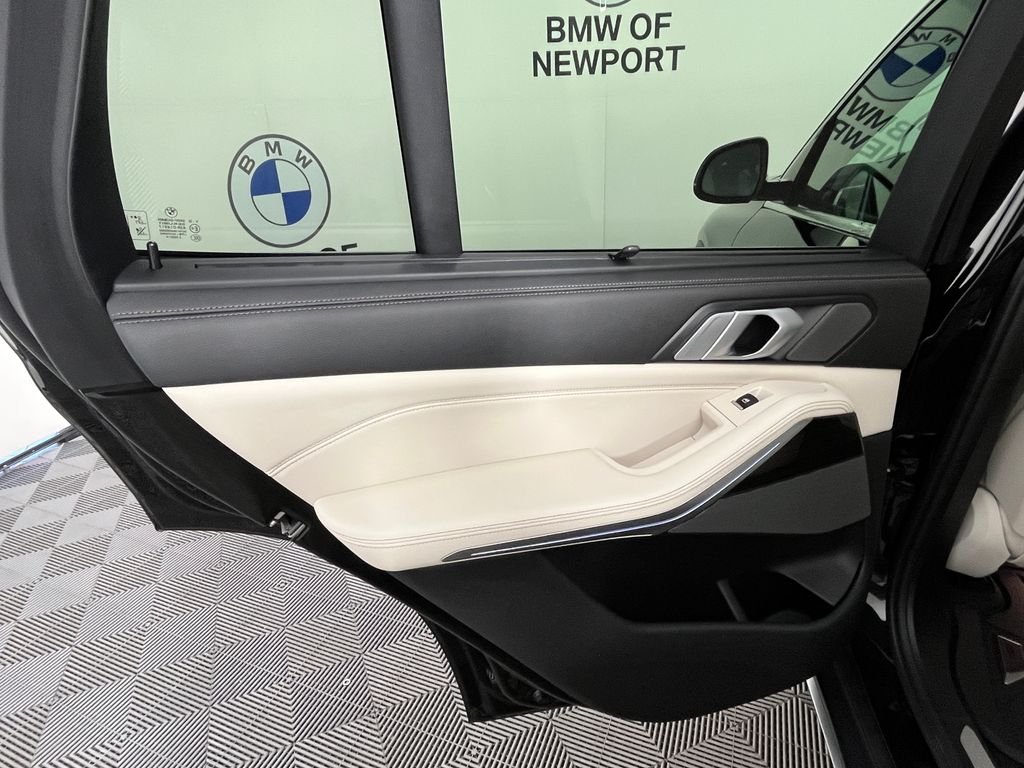 Used 2019 Black BMW xDrive40i image 26
