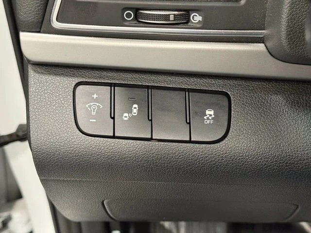 Used 2018 White Hyundai SEL image 13