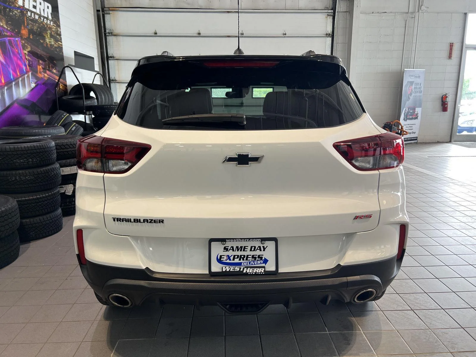 Used 2023 SUMMIT WHITE Chevrolet RS image 8