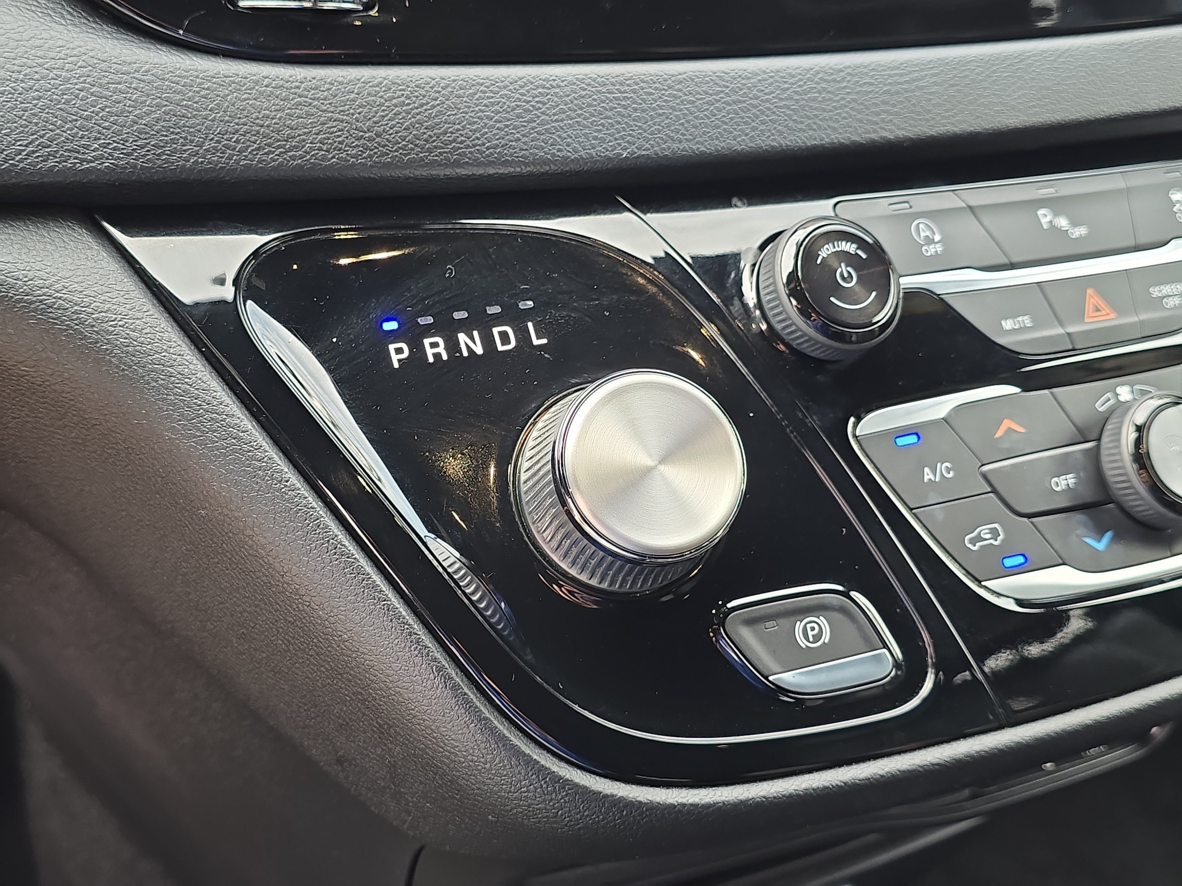 Used 2019 Ocean Blue Metallic Chrysler Touring L image 28