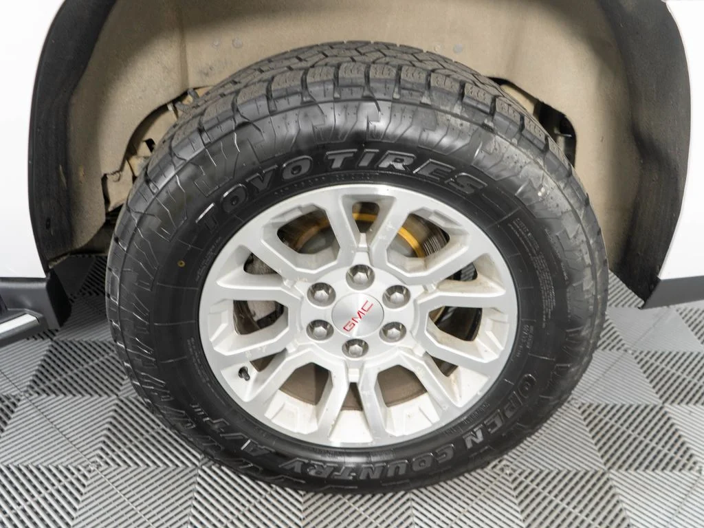Used 2018 White GMC SLT image 31