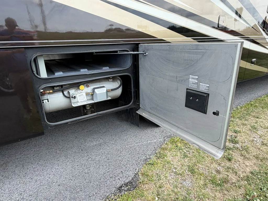 Used 2014  Tiffin  image 25
