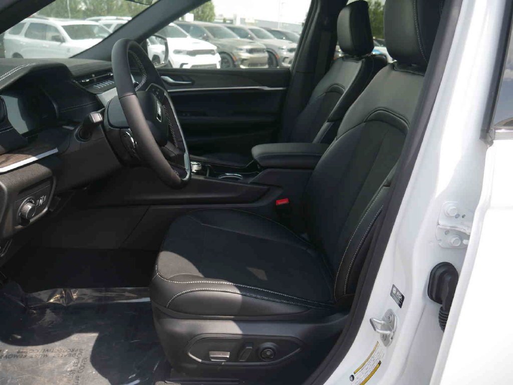 New 2026 Bright White Clear-Coat Exterior Paint Jeep Laredo image 24