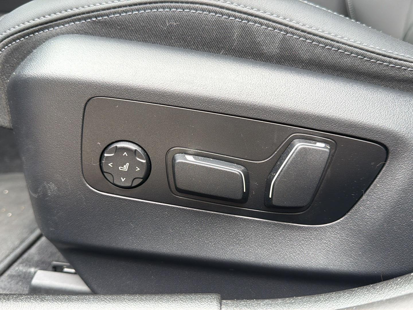 Used 2024 Cape York Green Metallic BMW 540i xDrive image 18