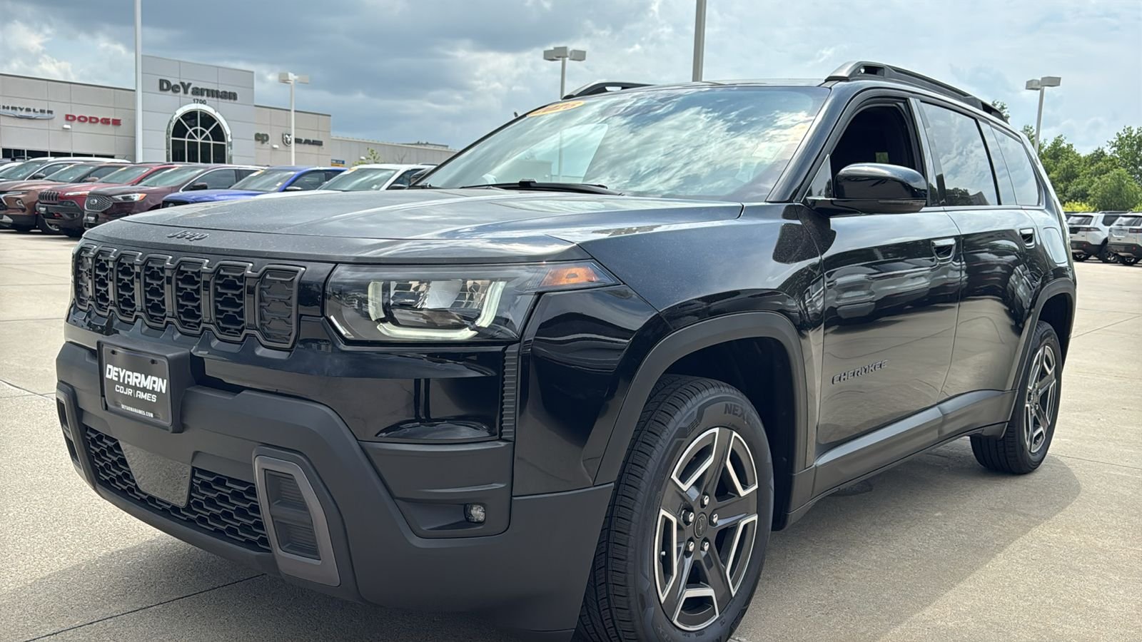 New 2026 Diamond Black Crystal Pearl-Coat Exterior Paint Jeep Limited image 5