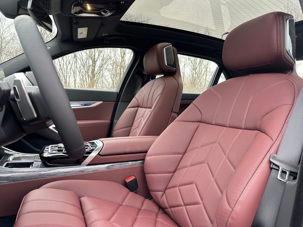 2025 BMW 7 Series 760i - Photo 18