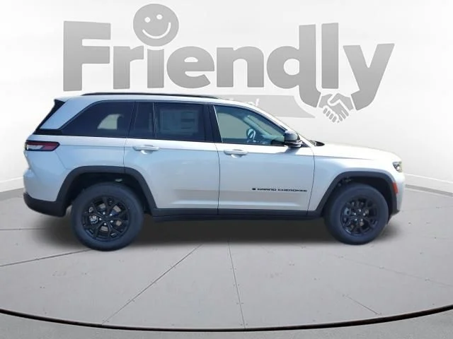 New 2026 Silver Zynith Exterior Paint Jeep Laredo Altitude image 6