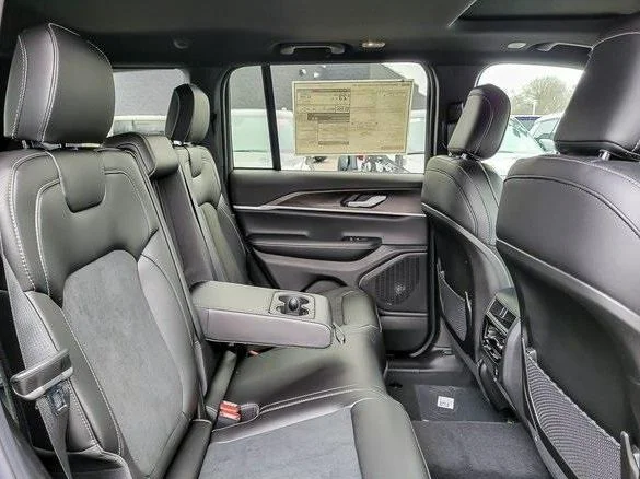 New 2026 Diamond Black Crystal Pearl-Coat Exterior Paint Jeep Altitude image 27