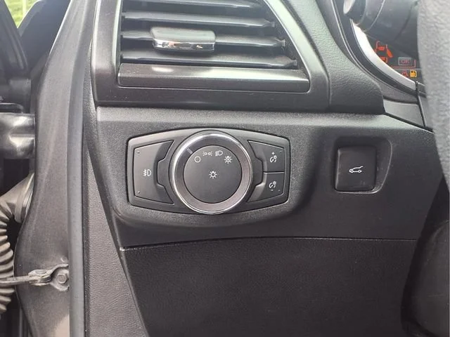 Used 2020  Ford Titanium image 16