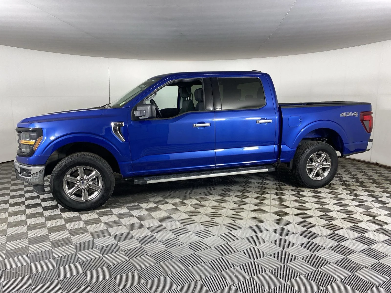 Used 2025 Atlas Blue Ford XLT image 4