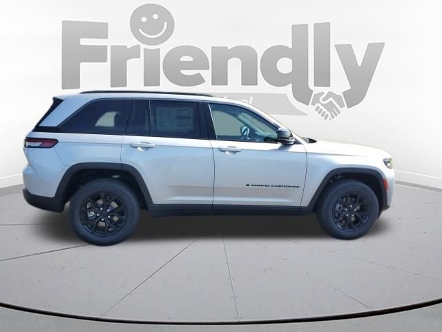 New 2026 Silver Zynith Exterior Paint Jeep Laredo Altitude image 6