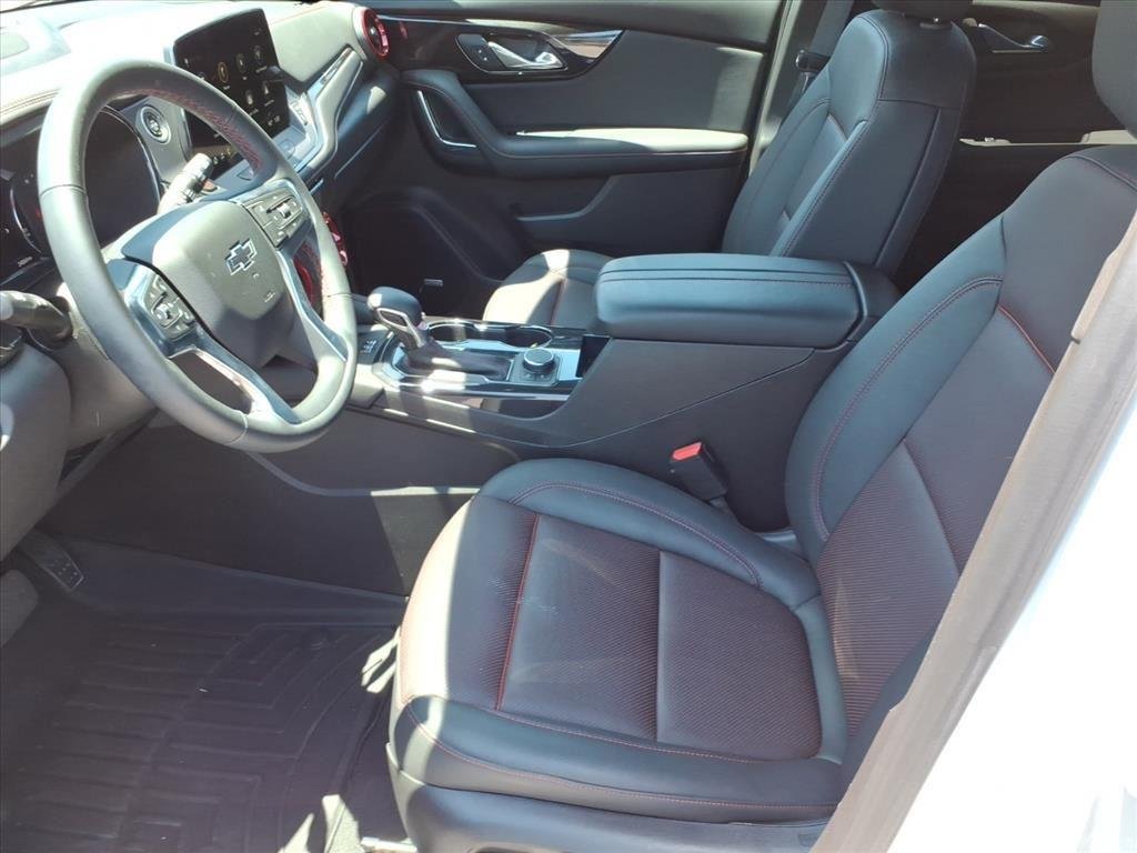 Used 2025 Iridescent Pearl Tricoat Chevrolet RS image 11