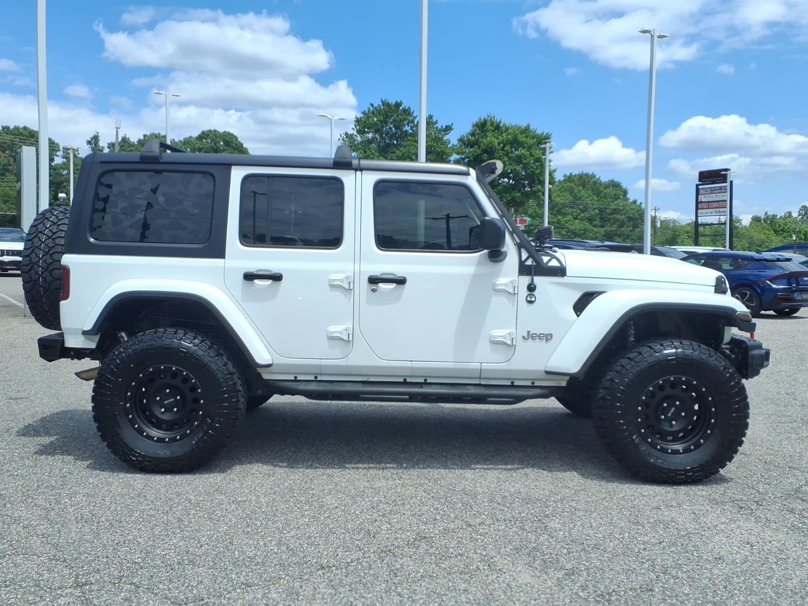 Used 2019 Bright White Clearcoat Jeep Sahara image 25