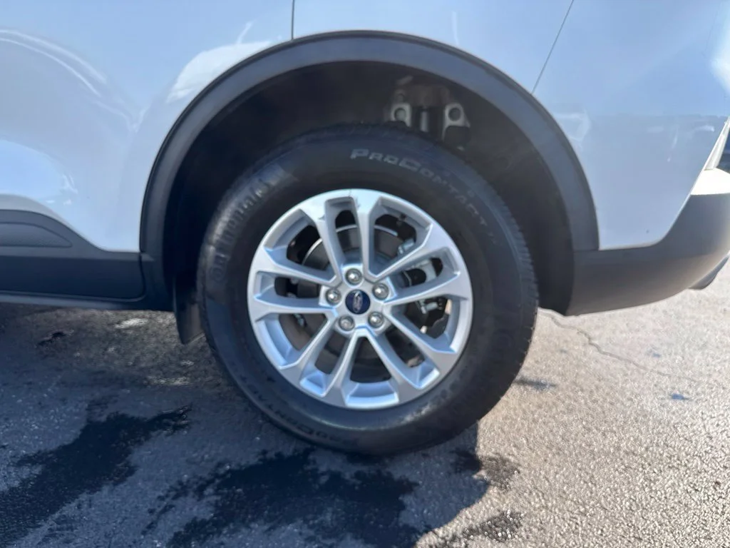 Certified Used 2022 White Metallic Ford SE image 58