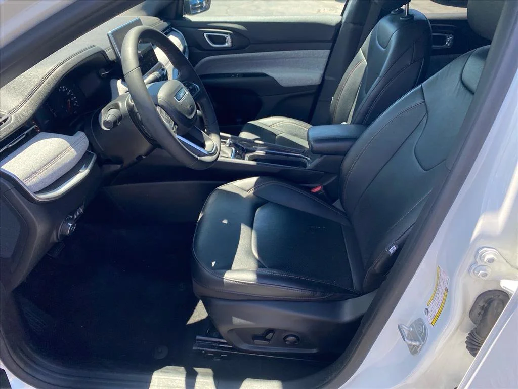 Used 2023 Bright White Clearcoat Jeep Latitude Lux image 9