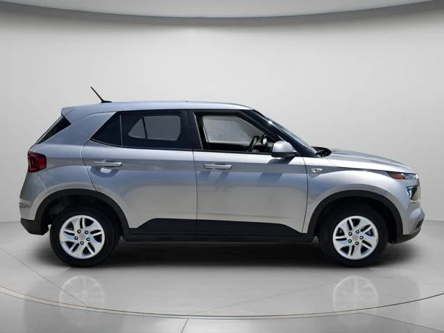 Used 2025 Silver Hyundai SE image 5