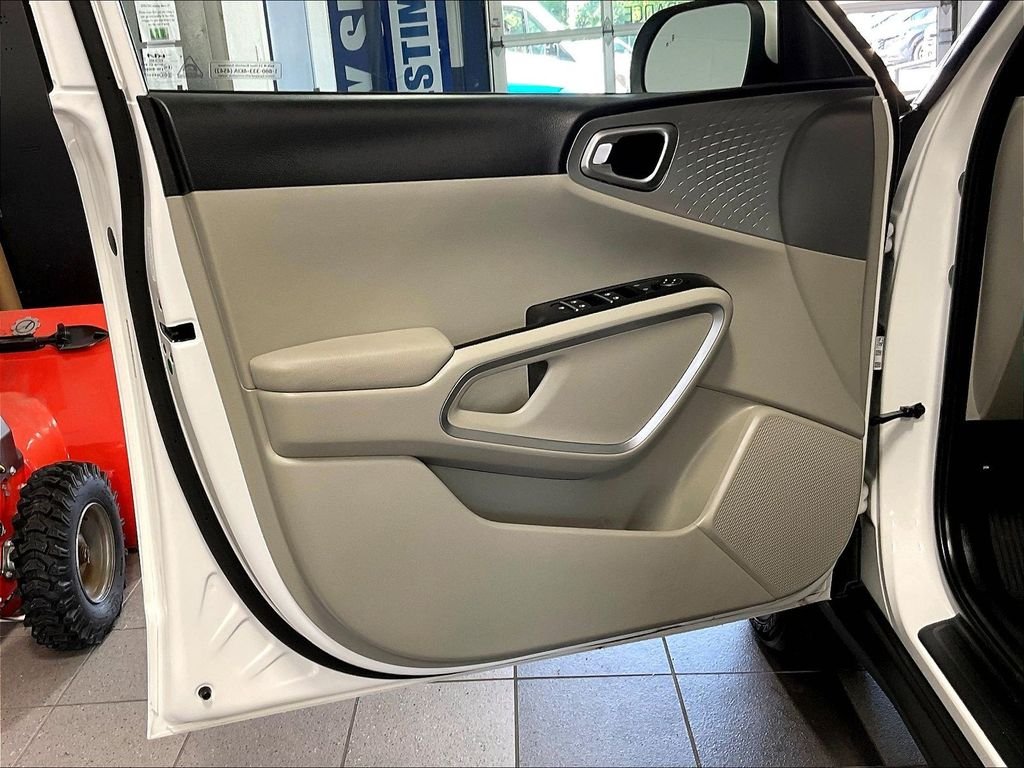 Used 2025 White Kia S image 9