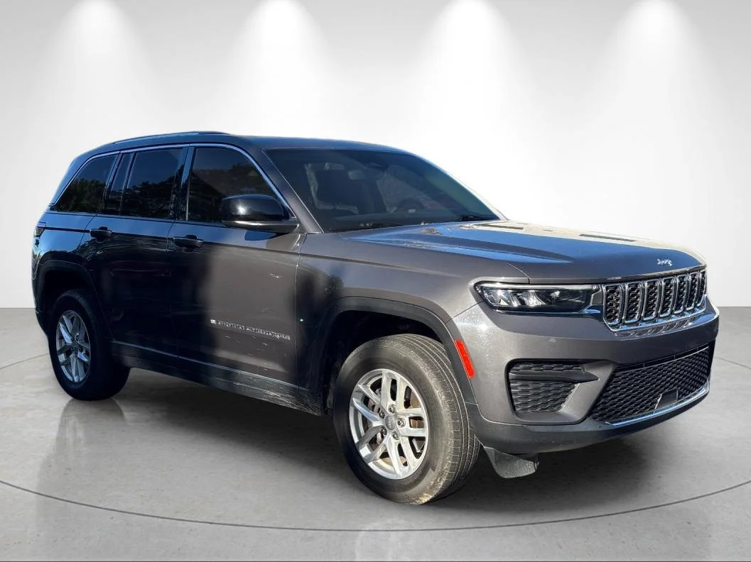 Used 2023 Baltic Gray Metallic Clearcoat Jeep Laredo image 7