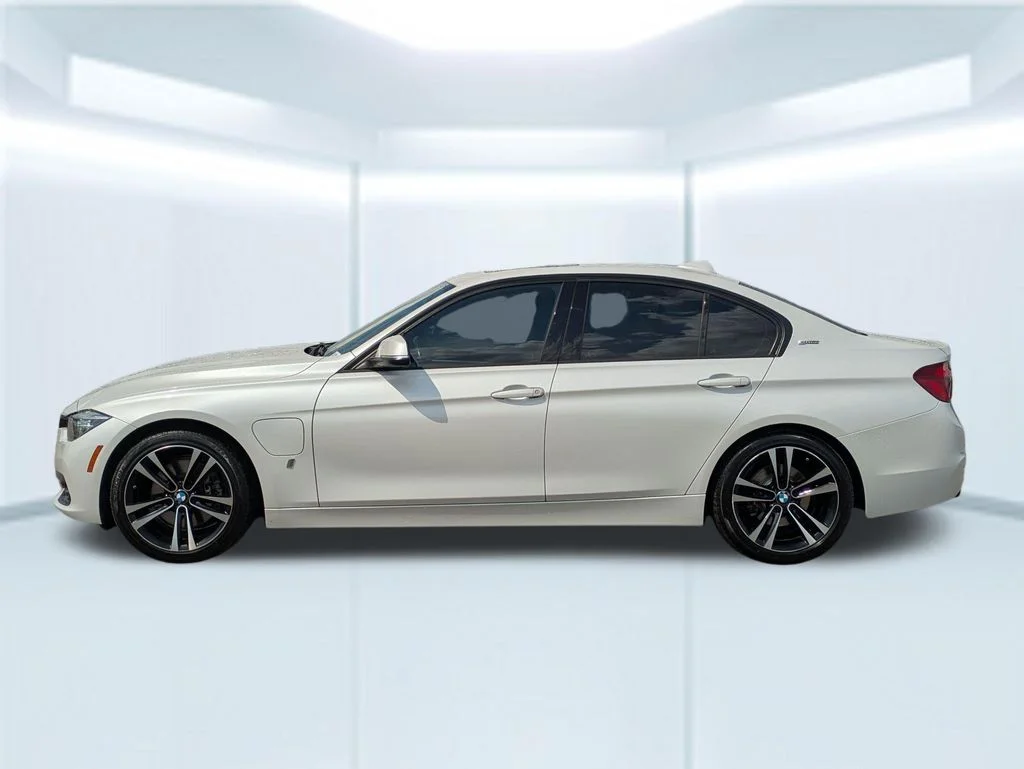 Used 2018 White BMW 330e iPerformance image 2