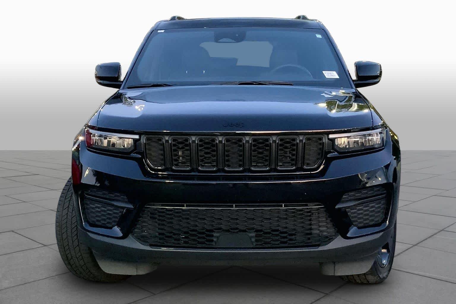 Used 2023 Diamond Black Crystal Pearlcoat Jeep Altitude image 4