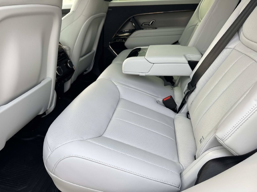 New 2027 Borasco Grey LAND ROVER SE P360 image 8